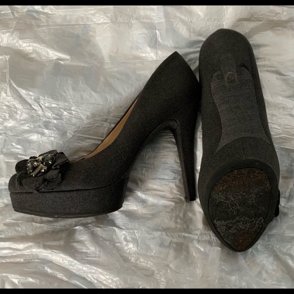 Sexy 4 inch heel with platform. Cute bling decorated flower